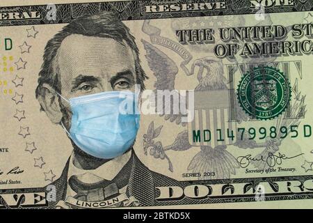 COVID-19 Coronavirus in den USA. Fünf amerikanische Dollar Stockfoto