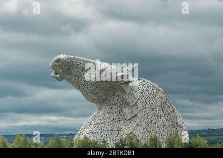 EDINBURGH, GROSSBRITANNIEN - 03. JUNI 2019: Pferdekopfskulpturen genannt Kelpies an einem bewölkten Tag. Stockfoto