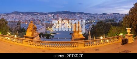 Barcelona - das Panorama vom Palace Real mit der Plaza Espana in der Dämmerung. Stockfoto