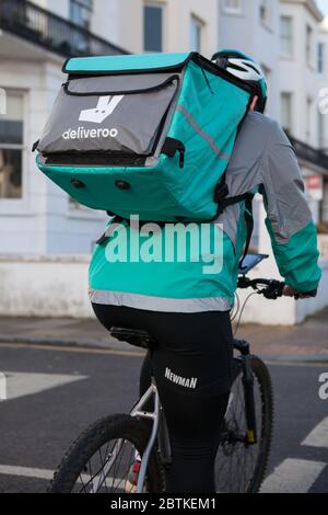 Deliveroo Kurier in Brighton, East Sussex Stockfoto