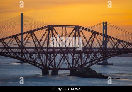 South Queensferry, Schottland, Großbritannien EIN Sonnenuntergang Blick auf die drei Brücken über dem Firth of Forth. Die Forth Rail Bridge, die Forth Road Bridge und die Queensferry Crossing vom Dalmeny Estate in der Nähe von South Queensferry. Kredit: phil wilkinson/Alamy Live News Stockfoto