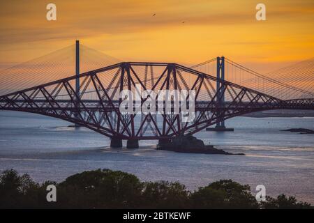 South Queensferry, Schottland, Großbritannien EIN Sonnenuntergang Blick auf die drei Brücken über dem Firth of Forth. Die Forth Rail Bridge, die Forth Road Bridge und die Queensferry Crossing vom Dalmeny Estate in der Nähe von South Queensferry. Kredit: phil wilkinson/Alamy Live News Stockfoto