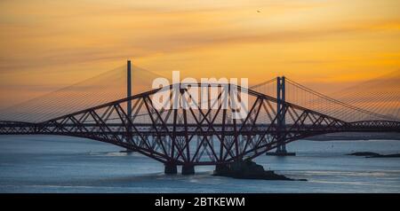 South Queensferry, Schottland, Großbritannien EIN Sonnenuntergang Blick auf die drei Brücken über dem Firth of Forth. Die Forth Rail Bridge, die Forth Road Bridge und die Queensferry Crossing vom Dalmeny Estate in der Nähe von South Queensferry. Kredit: phil wilkinson/Alamy Live News Stockfoto