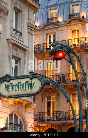 Abend an der Metro-Station Saint Michel im Quartier Latin, Paris, Frankreich Stockfoto