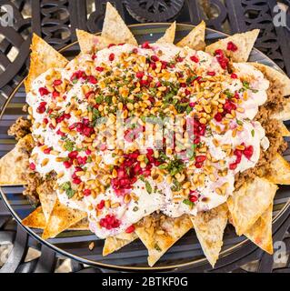 Ein Teller mit Rindfleisch und Aubergine farteh, ein traditionelles mittelöstliches Gericht mit gerösteten Stücken Fladenbrot, gekrönt mit fleischiger Aubergine und Rindfleisch und Joghurt Stockfoto