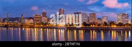 Frühmorgendliche Dämmerung über dem Willamette River und Portland, Oregon, USA Stockfoto