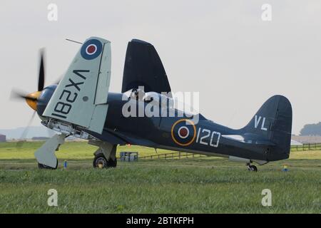 G-RNHF (früher VX281 im Royal Navy Service), eine Hawker Sea Fury, die von Navy Wings gehört und von der Royal Navy Historic Flight betrieben wird, bei RAF Leuchars. Stockfoto