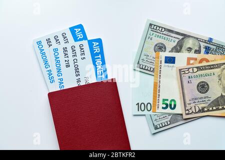 Pass mit Flugtickets und Geld mit uns Dollar und Euro auf weißem Hintergrund mit Blick von oben. Stockfoto