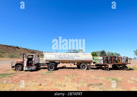 Alte LKW-Schlepper Fässer in einem Anhänger Werbung für die Barrow Creek Pub, Northern Territory, NT, Australien Stockfoto