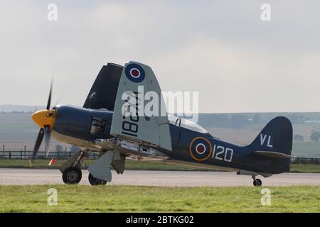 G-RNHF (früher VX281 im Royal Navy Service), eine Hawker Sea Fury, die von Navy Wings gehört und von der Royal Navy Historic Flight betrieben wird, bei RAF Leuchars. Stockfoto