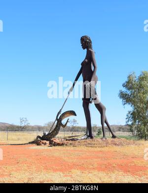 Skulptur einer Aborigine-Frau, eines Kindes und eines Iguanas, Aileron Village, Northern Territory, NT, Australien Stockfoto