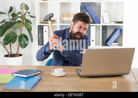 Verärgerte Benutzer. Langsame Internetverbindung. Veraltete Software. Computerverzögerung. Nachlagesystem. Hasse Büroalltag. Mann bärtigen Crush Computer. Laptop zerstören. Hasserfüllter Job. Ungültiger Computer. Verrückter Manager. Stockfoto