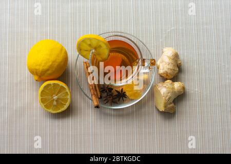 Eine Tasse hausgemachte Limonade gesundes Getränk mit Ingwer, Honig und verschiedenen Kräutern aus einer Draufsicht. Stockfoto