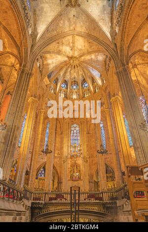 BARCELONA, SPANIEN - 4. MÄRZ 2020: Das Presbyterium der Kathedrale des Heiligen Kreuzes und der Heiligen Eulalia. Stockfoto