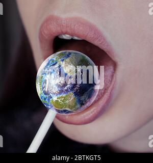 Weiblicher Mund mit Lutscher-Süßigkeiten sieht aus wie ein Planet Erde Stockfoto