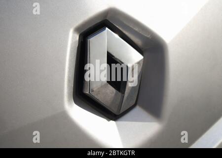 Mai 2020. Valencia, Spanien. Detail des Logos der französischen Automarke Renault auf einem seiner silbergrauen Autos Stockfoto
