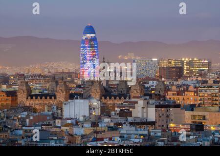 Barcelona - die Stadt mit dem Torre Agbar im Zentrum bei Dämmerung. Stockfoto