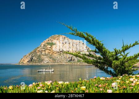 Morro Bay State Park, kalifornische Küste. Schöner Morro Rock, ruhiges Wasser und klarer blauer Himmel Hintergrund Stockfoto