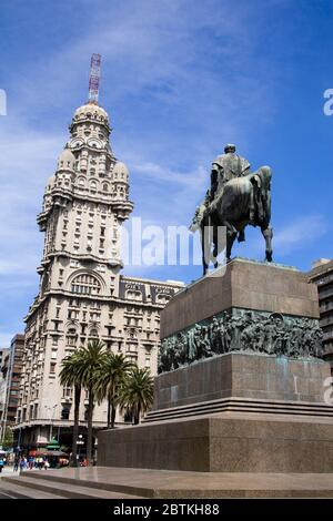 Statue von Jose Gervasio Artigas & Palacio Salvo in Plaza Independencia, Altstadt, Montevideo, Uruguay, Südamerika Stockfoto