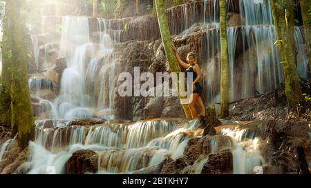 PA Wai Wasserfall Khirirat, Thailand - lächelndes Mädchen posiert in der Nähe der Wasserfälle Stockfoto