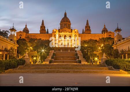 Barcelona - der Palast Real von der Plaza Espana in der Dämmerung. Stockfoto