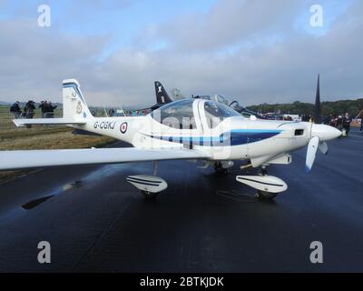 G-CGKJ, ein Grob Tutor T1 in den Farben der 6 Flying Training School, Royal Air Force, bei RAF Leuchars im Jahr 2013. Stockfoto