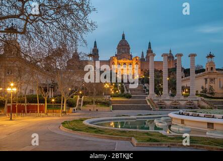 Barcelona - der Palast Real von der Plaza Espana in der Dämmerung. Stockfoto