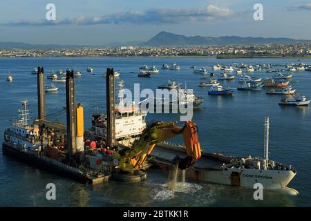 Bagger, Hafen von Manta, Provinz Manabi, Ecuador, Südamerika Stockfoto