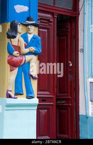 Tango-Tänzer & Tür im La Boca Bezirk von Buenos Aires, Argentinien, Südamerika Stockfoto