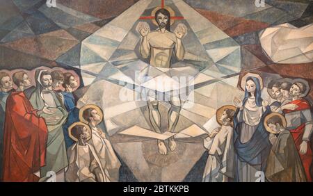 BARCELONA, SPANIEN - 5. MÄRZ 2020: Das moderne Fresko der Himmelfahrt des Herrn in der Kirche Santuario Maria Auxiliadora. Stockfoto