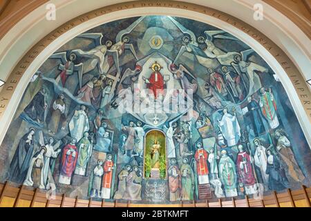 BARCELONA, SPANIEN - 5. MÄRZ 2020: Das moderne Fresko Jesu unter den Heiligen in der Kirche Santuario Maria Auxiliadora. Stockfoto