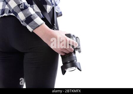 Nahaufnahme eines Objektives ohne Marke und einer Kamera, die von einer selbstständigen Fotografin oder Kunststudentin getragen wird. Der weiße Hintergrund kann für CO verwendet werden Stockfoto