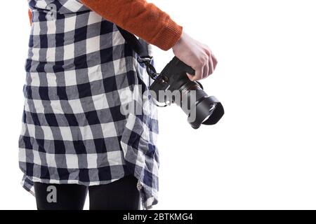 Nahaufnahme eines Objektives ohne Marke und einer Kamera, die von einer selbstständigen Fotografin oder Kunststudentin getragen wird. Der weiße Hintergrund kann für CO verwendet werden Stockfoto