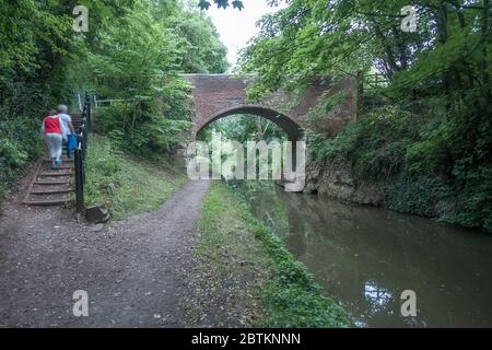 Die Leute benutzen Brücke über Trent und Mersey Canal in der Nähe von Armitage, Staffordshire, Großbritannien Stockfoto