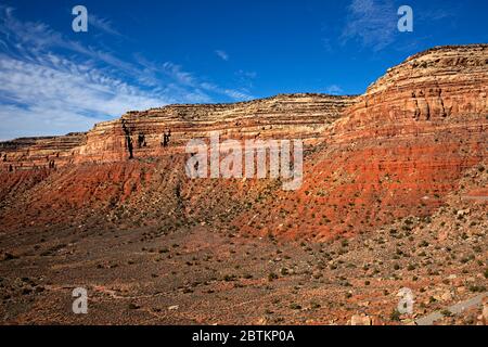 UT00630-00...UTAH - farbenfroher Sandstein in perfekten Schichten vom Moki Dugway aus gesehen, einer Straße, die steil zum Kamm von Cedar Mesa führt. Stockfoto