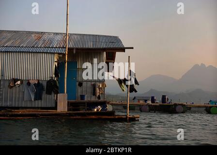 Ein schwimmendes Dorf am Jatiluhur Dam, wo die Dorfbewohner an der Aquakultur arbeiten, in Purwakarta, West-Java, Indonesien. Stockfoto