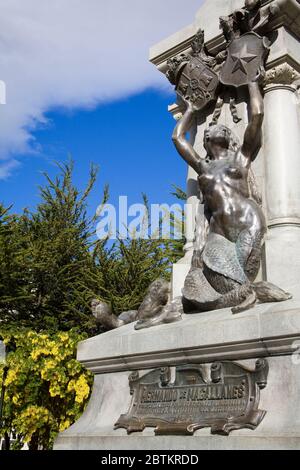 Admiral Ferdinand Magellan Monument in Plaza de Armas, Punta Arenas Stadt, Magallanes Provinz, Patagonien, Chile, Südamerika Stockfoto