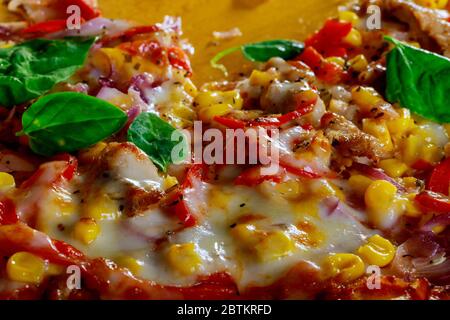 Teller mit leckeren Pizza seine Zutaten schwarze Oliven Basilikum Blätter der Pizza frisch gebacken Stockfoto