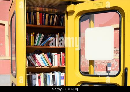 21. Mai 2020, Sachsen-Anhalt, Wörlitz: In einer alten Telefonzelle stehen Bücher auf einem Regal, die man kostenlos mitnehmen kann. Mit der Aufschrift "befreite Bücher" gehört die stillgesetzte Telefonzelle zur Antiquariatsbuchhandlung "Häuptlings Haus" in Wörlitz. Auf einem Schild an der Tür werden Interessenten begrüßt und gebeten, die Bücher gerade zu stellen. Bücher, die mitgebracht werden, können sortiert oder in der Antiquariatsbuchhandlung abgegeben werden. Foto: Waltraud Grubitzsch/dpa-Zentralbild/ZB Stockfoto