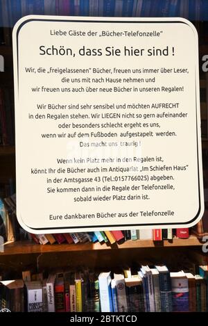 21. Mai 2020, Sachsen-Anhalt, Wörlitz: Hinter einer Tür einer Buchtelefon-Kabine stehen Bücher auf einem Regal, die man kostenlos mitnehmen kann. Mit der Aufschrift "befreite Bücher" gehört die stillgesetzte Telefonzelle zur Antiquariatsbuchhandlung "Häuptlings Haus" in Wörlitz. Auf einem Schild an der Tür werden Interessenten begrüßt und gebeten, die Bücher gerade zu stellen. Bücher, die mitgebracht werden, können sortiert oder in der Antiquariatsbuchhandlung abgegeben werden. Foto: Waltraud Grubitzsch/dpa-Zentralbild/ZB Stockfoto