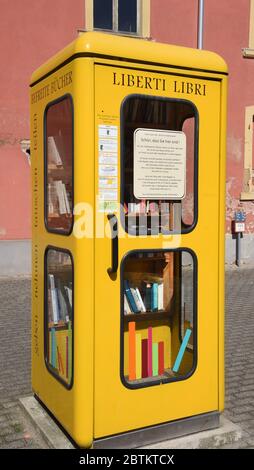 21. Mai 2020, Sachsen-Anhalt, Wörlitz: In einer alten Telefonzelle stehen Bücher auf einem Regal, die man kostenlos mitnehmen kann. Mit der Aufschrift "befreite Bücher" gehört die stillgesetzte Telefonzelle zur Antiquariatsbuchhandlung "Häuptlings Haus" in Wörlitz. Auf einem Schild an der Tür werden Interessenten begrüßt und gebeten, die Bücher gerade zu stellen. Bücher, die mitgebracht werden, können sortiert oder in der Antiquariatsbuchhandlung abgegeben werden. Foto: Waltraud Grubitzsch/dpa-Zentralbild/ZB Stockfoto