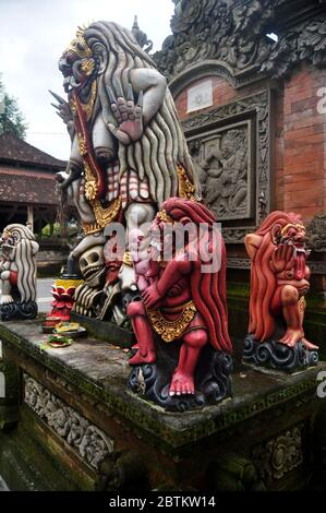 Kunst Skulptur und geschnitzte antike Gottheit Engel gott der hindu-Statue balinesischen Stil in Pura Ulun Danu Bratan oder Pura Bratan Hindu Shaivite Shiva Tempel in Stockfoto