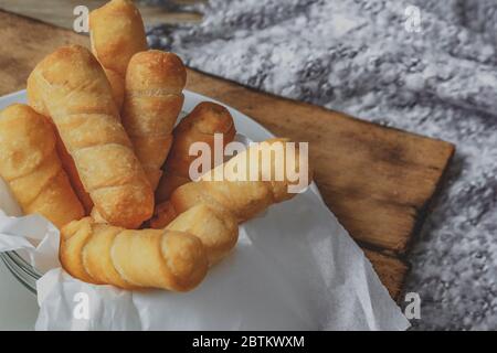 Venezolanische typische Lebensmittel, tequeños, Käse Finger, leckeres Essen beliebt venezolanischen. Stockfoto