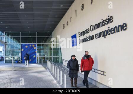 Die Menschen kommunizieren in der Nähe des Gebäudes der Europäischen Kommission. Brüssel, Belgien - 02 März 2011 Stockfoto