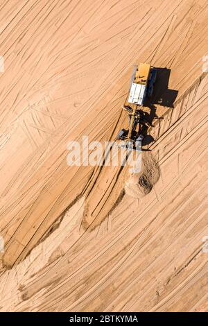 Luftdrohne Bild von Straßenbaustelle. Schwere Grader bewegen und abflachen Boden Stockfoto