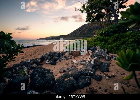 Wunderschöner Sonnenuntergang am Strand in Honolulu, Hawaii. Stockfoto