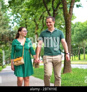 Junges Paar, das die Straße entlang in den Vororten der Stadt Zagreb geht Stockfoto