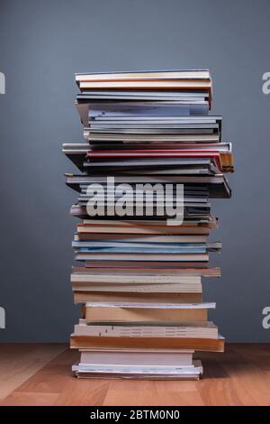 Berg von Büchern, die die Informationen darstellen Stockfoto
