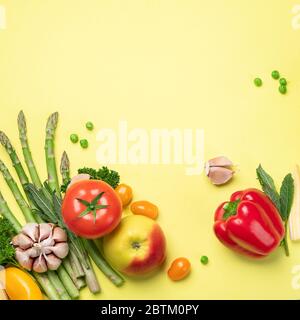 Frisches Obst und Gemüse auf gelbem Hintergrund. Gesundes Essen Konzept. Vegane und vegetarische Ernährung Essen. Lebensmittel mit hohem Gehalt an Vitaminen und Antioxidantien. Oben Stockfoto