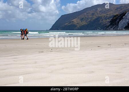 Wanderer auf dem South Coast Track entlang der Cox Bight Stockfoto